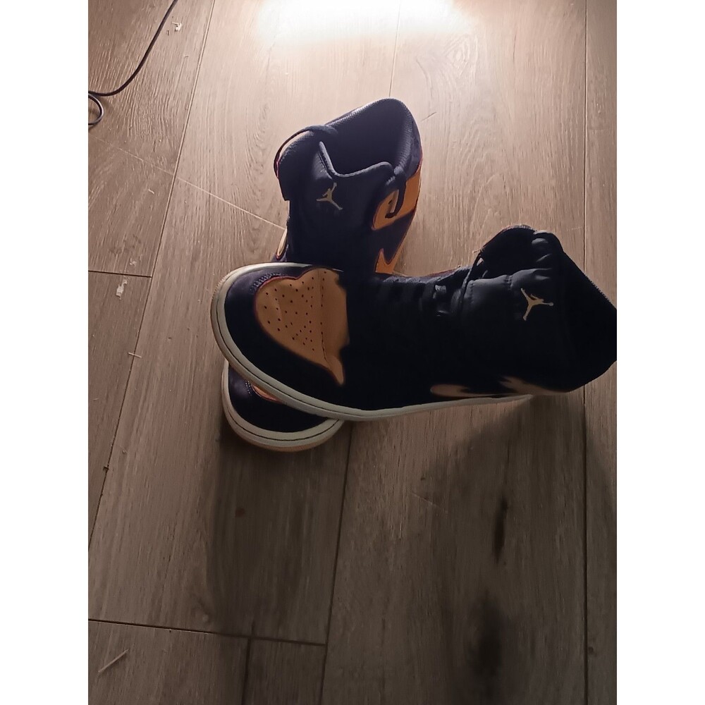 Black and gold Carmelos Jordan's
